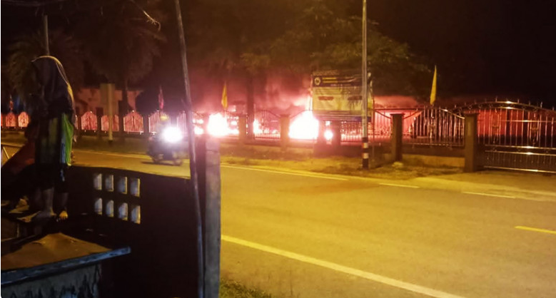 Sekelompok Orang Bakar Kendaraan dan Perkantoran di Pattani Thailand Selatan